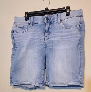 COPY - Torrid Light Wash Denim Shorts Size 16